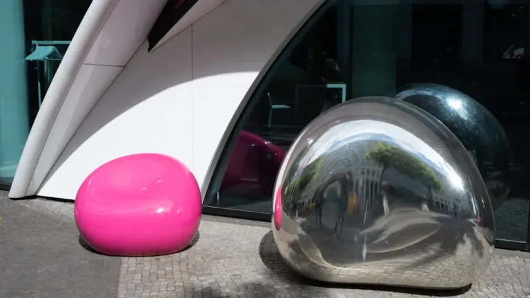 Abstrakte pinke und chromfarbene Skulpturen vor einem modernen Gebäude in Essen.