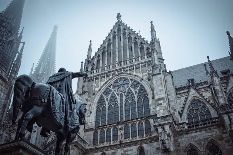 Drachen und blauer Esel: Dom-Rätsel in Regensburg am 25. August