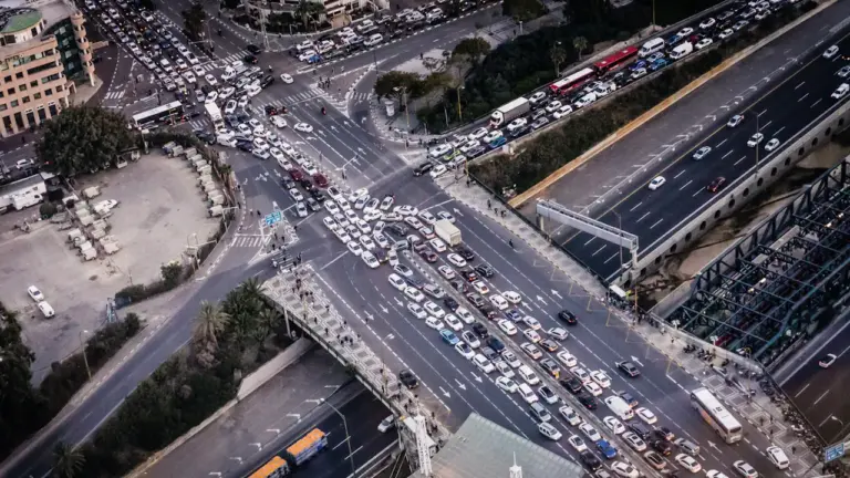 Luftaufnahme eines stark befahrenen Autobahnkreuzes bei dichtem Pendlerverkehr in Deutschland.