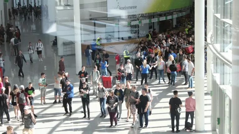 Zahlreiche Besucher beim Einlass zur Gamescom 2026 auf dem Kölner Messegelände.