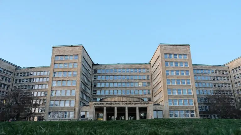 Die imposante Fassade der Frankfurter Goethe-Universität an einem klaren, sonnigen Tag.