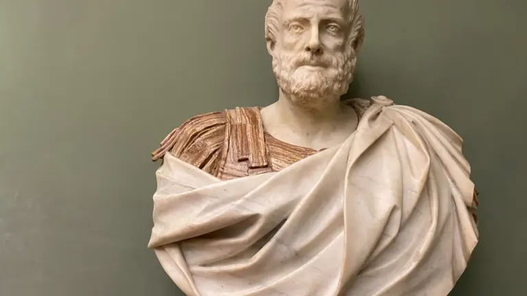 Antike Marmorbüste eines Philosophen in einer klassischen Galerieausstellung in Europa.