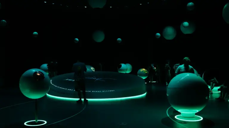 Interaktive Ausstellung zum Thema Planetary Health im dunklen, modern beleuchteten Museumsraum.