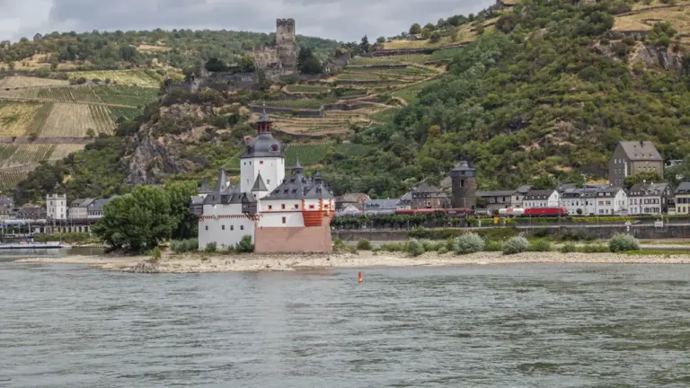 Rhein bei Kaub auf 46 Zentimetern: Fähren fahren wieder