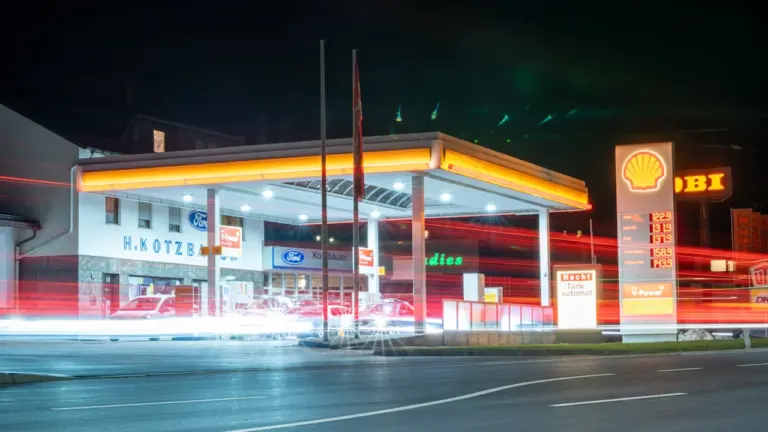 Spritpreis-Check: Warum Tanken am Abend für Autofahrer günstiger ist