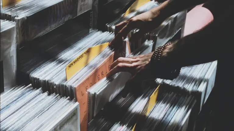 Eine Person durchsucht in Berlin eine Sammlung von alten Schallplatten und Vinyl-Alben.