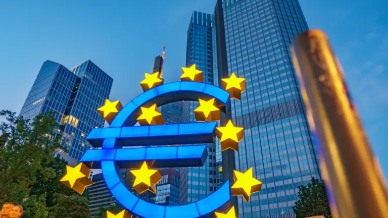 Das Euro-Symbol vor der Europäischen Zentralbank in Frankfurt am Main.