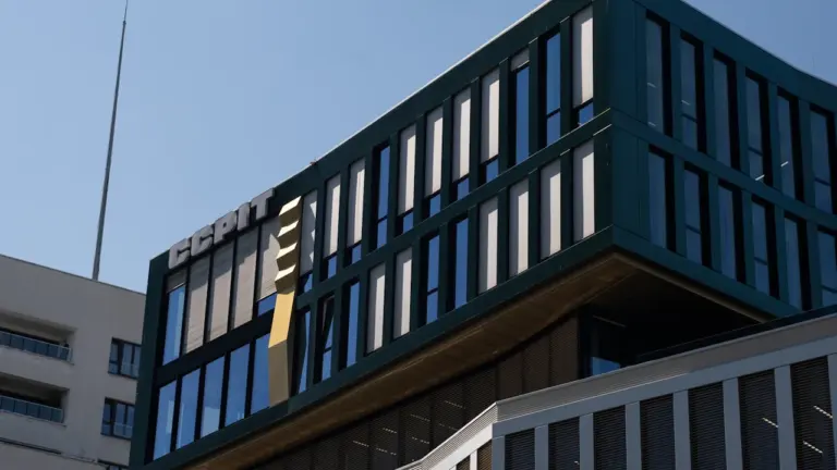 Modernes Bürogebäude mit Glasfassade als Symbol für wirtschaftliche Stabilität und Finanzmärkte.