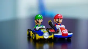 Mario und Luigi Spielfiguren in ihren Rennkarts für das Mario-Kart-Turnier in Paderborn.