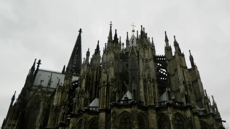 Die gotische Architektur des Kölner Doms unter einem bedeckten, stimmungsvollen Himmel.
