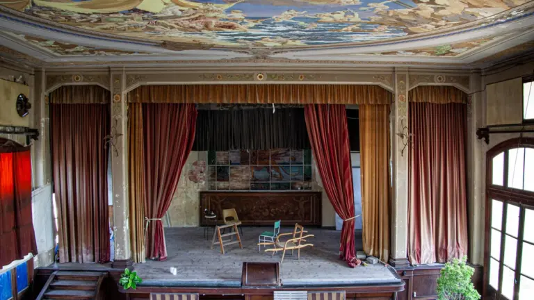 Blick auf eine historische Theaterbühne mit rotem Vorhang in einer deutschen Spielstätte.