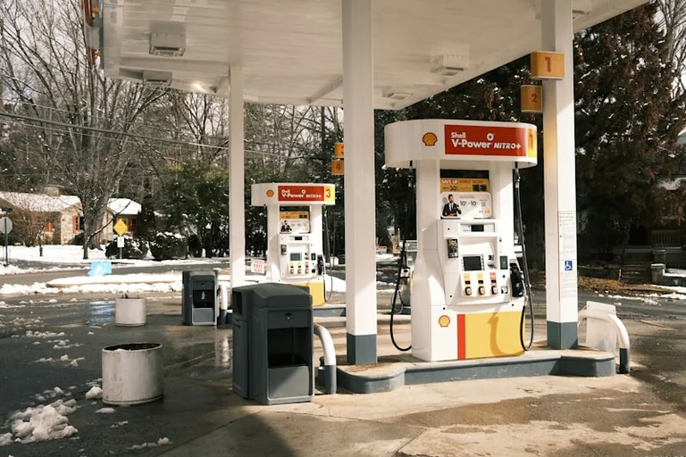 Sonntag tanken: Preise vergleichen und E10 sicher prüfen