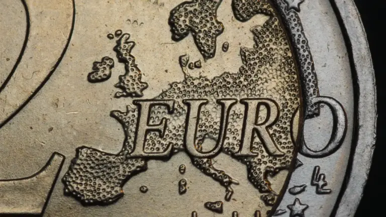 Nahaufnahme einer 2-Euro-Münze mit der Europakarte als Symbol für deutsche Finanzentscheidungen.