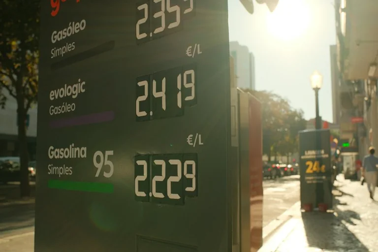 Spritkosten im Herbst senken: Preise vergleichen, Fahrten bündeln