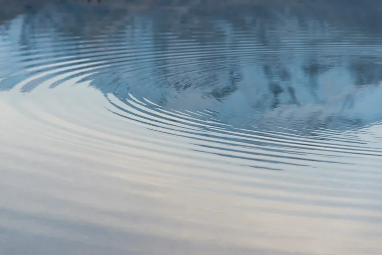 Wasser im Traum: Warum Szene und Gefühl die Deutung prägen